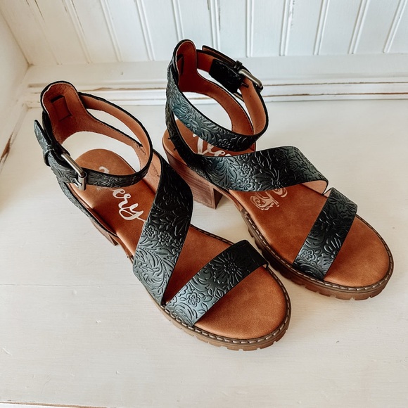 NIB Very G Stephanie Black Tooled Vegan Leather Strappy Heeled Sandals - Picture 4 of 5